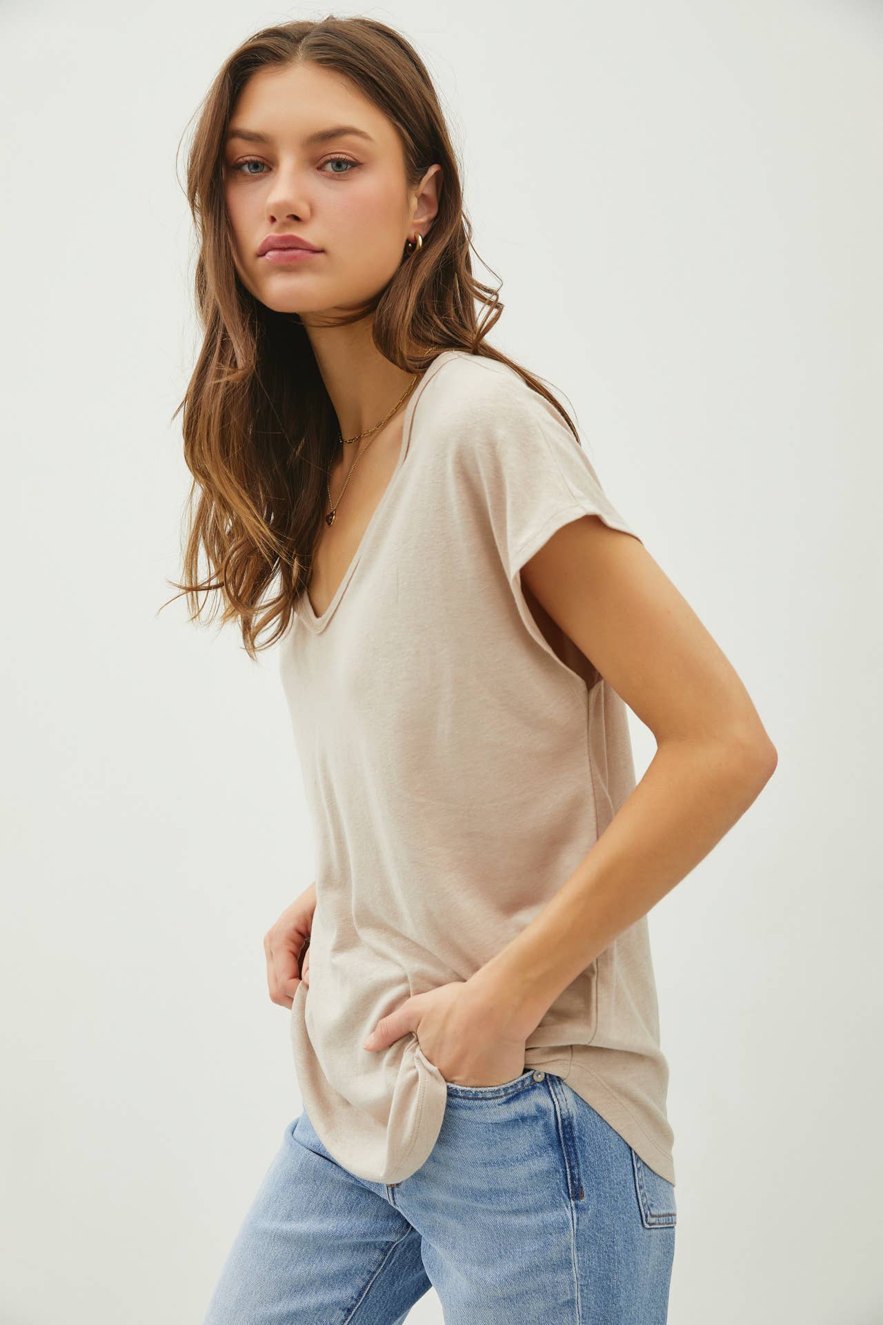 Raw Edge Detailed V-Neck Linen Tee