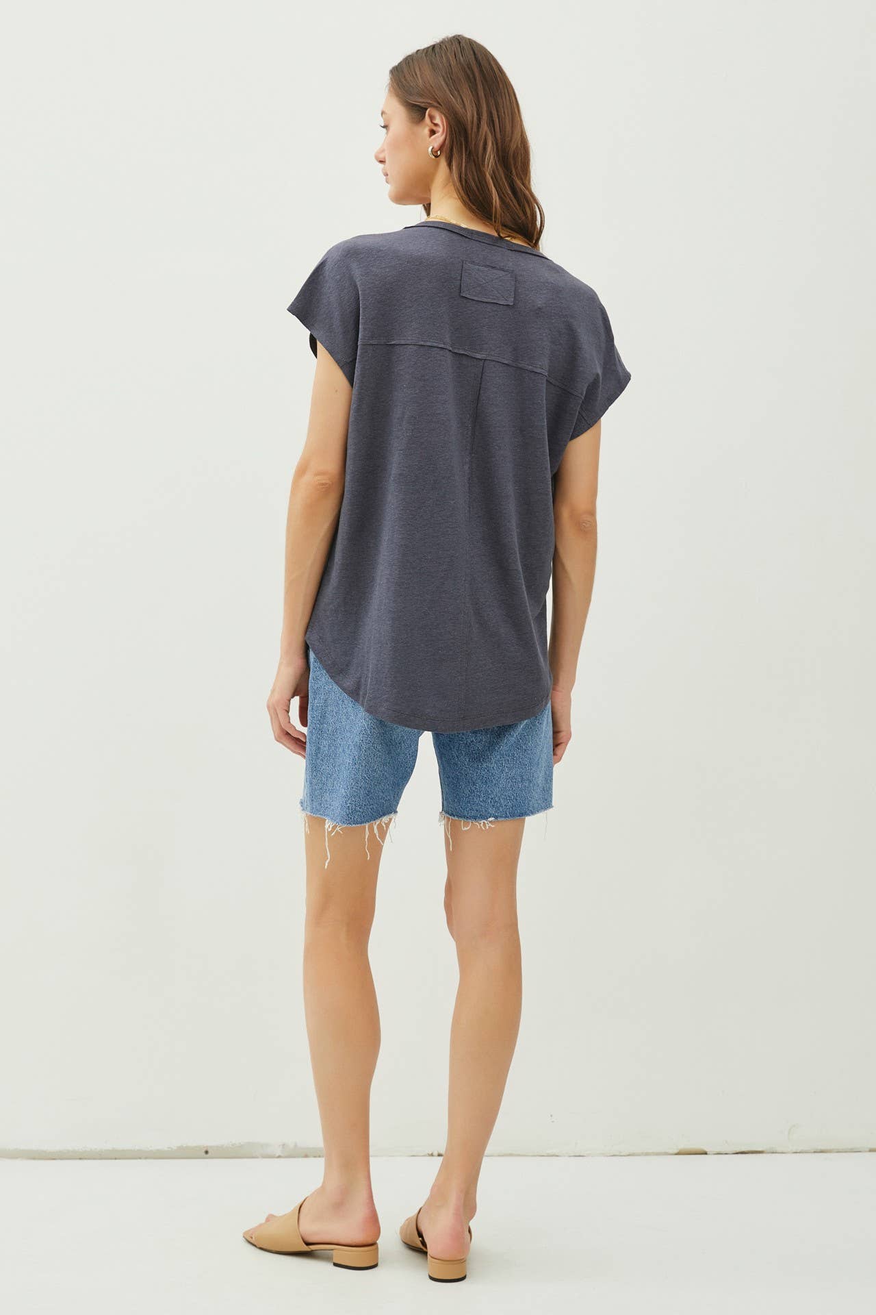 Raw Edge Detailed V-Neck Linen Tee - Charcoal