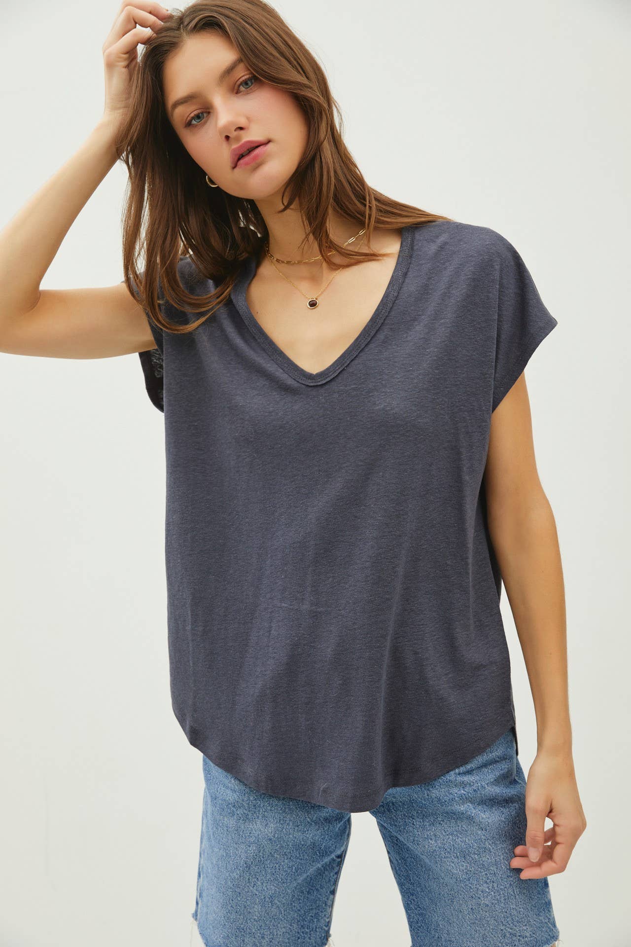 Raw Edge Detailed V-Neck Linen Tee - Charcoal