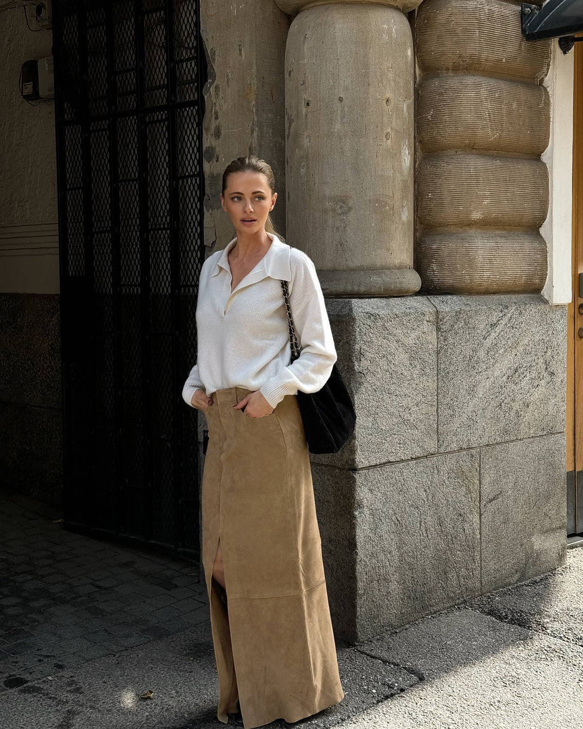 Suede high-waisted,form-fitting straight skirt