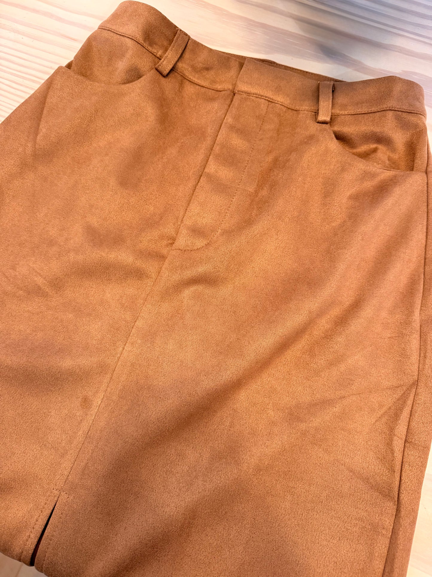 Suede high-waisted,form-fitting straight skirt