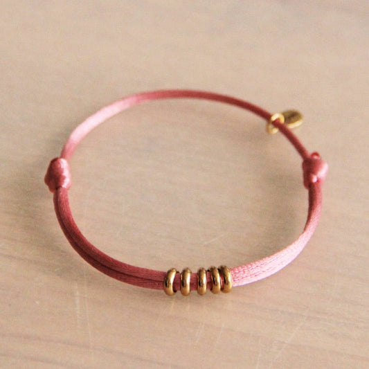 Satin bracelet with rings – magenta/gold